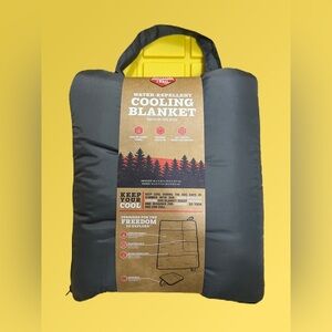 Arcadia Trail™ Water Repellent‎ Cooling Dog Blanket 40x30 Unfolded. Zips. Grey